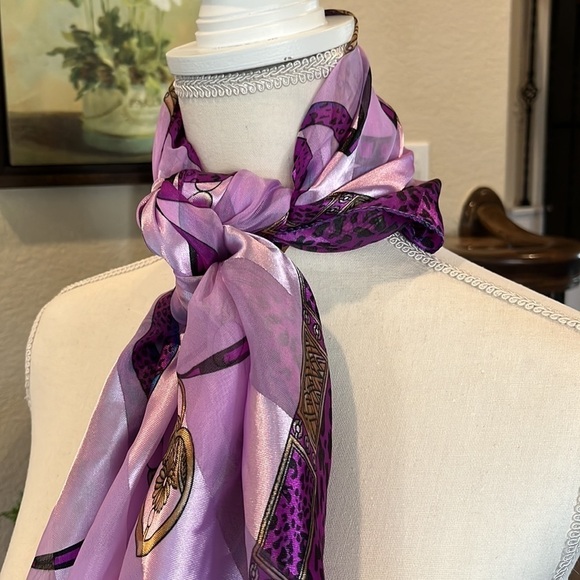 Purple Black Leopard Print Pattern Scarf Gold Tone Chains Sz 36” x 36”  Lavender - Picture 7 of 16